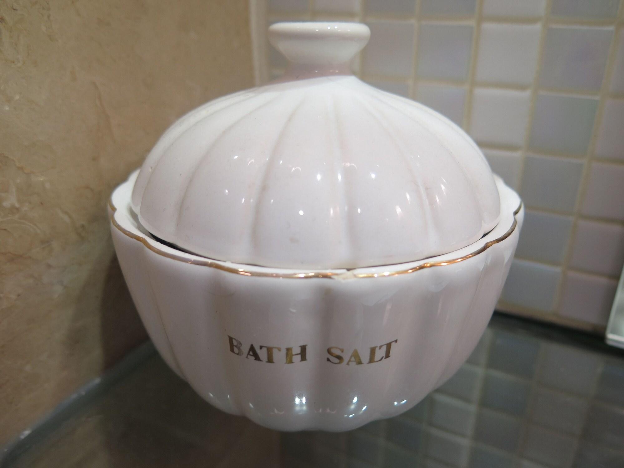 Marco Polo Davao Hotel Exterior foto A container of bath salt