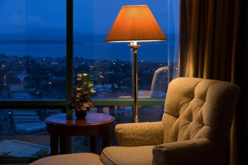 Marco Polo Davao Hotel Cameră foto A table lamp