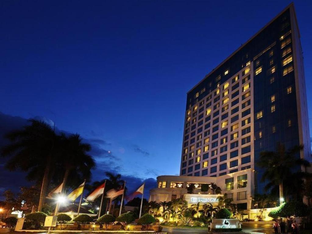 Marco Polo Davao Hotel Exterior foto The hotel at night