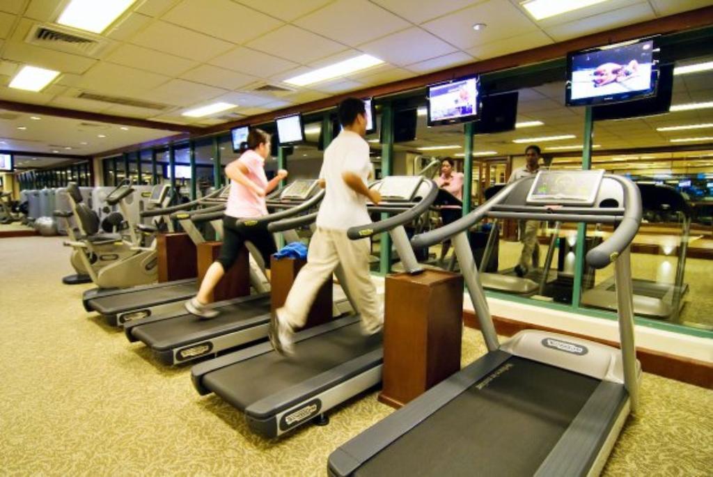 Marco Polo Davao Hotel Exterior foto A row of treadmills