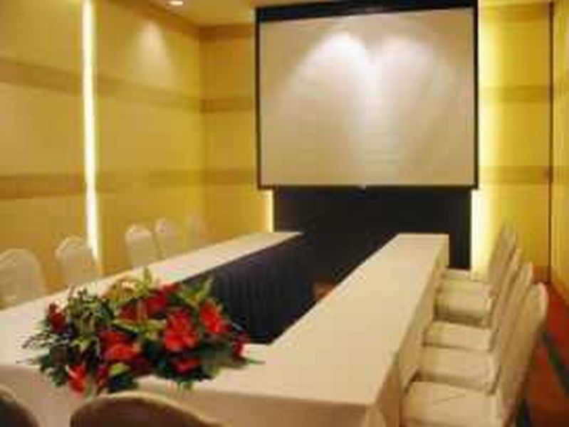 Marco Polo Davao Hotel Exterior foto A projection screen in a meeting room