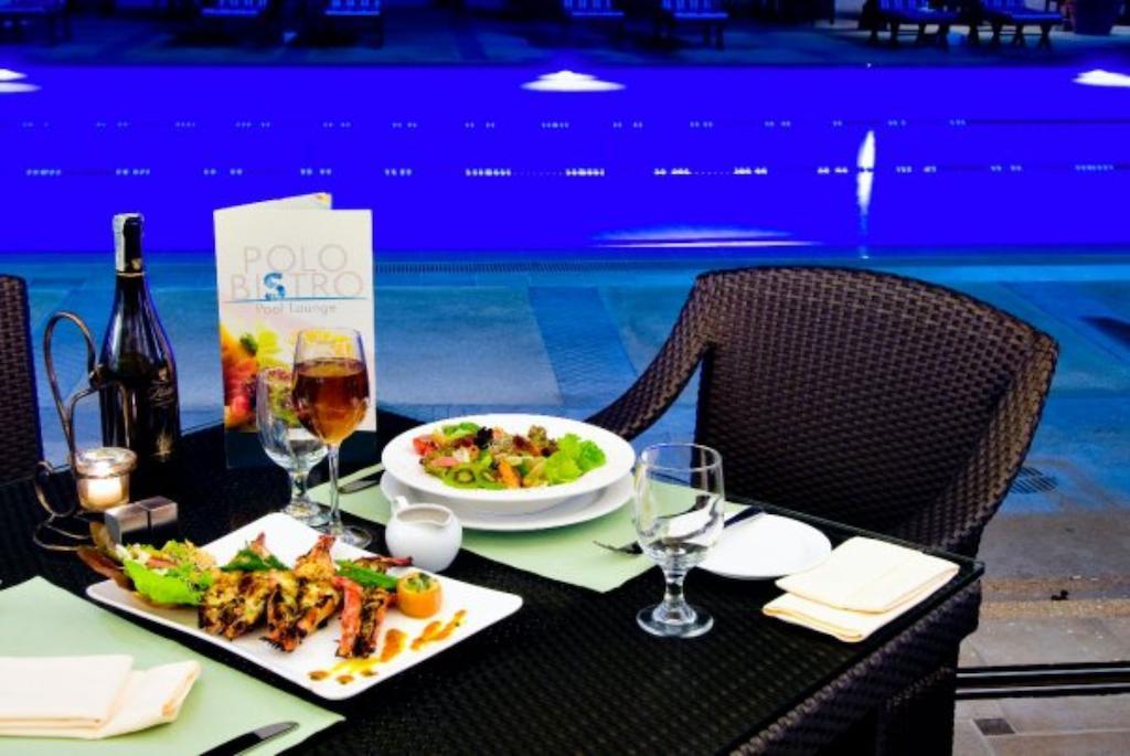 Marco Polo Davao Hotel Exterior foto Poolside dining at the hotel