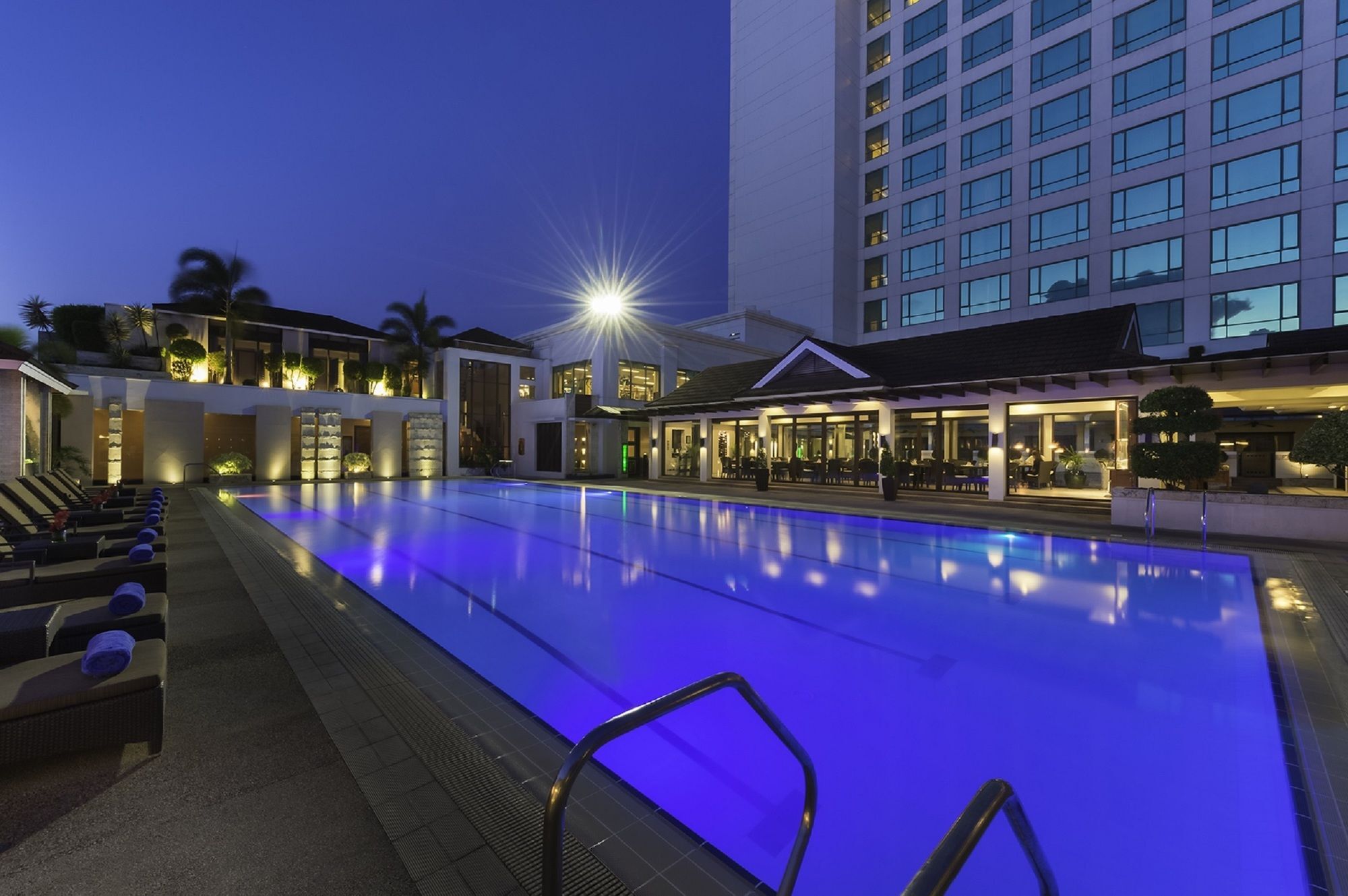 Marco Polo Davao Hotel Exterior foto The pool at the hotel